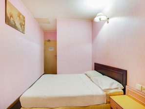 Deluxe Double Room | Iron/ironing board, free WiFi, bed sheets - OYO 89625 Bilton Inn (Kota Kinabalu)