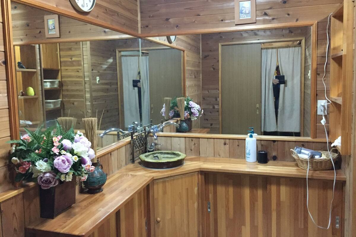 Tina y regadera independientes, secadora de cabello, toallas, jabón