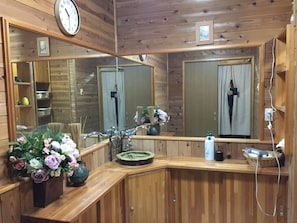 Tina y regadera independientes, secadora de cabello, toallas, jabón