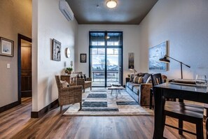 House | Living room - Scl-402 The Good Life (Sandpoint)