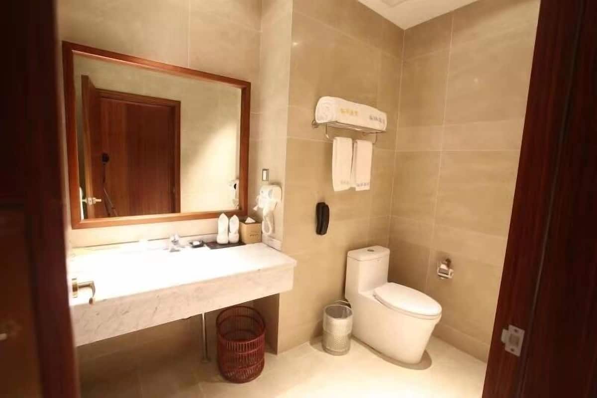 Deluxe Twin Room (with Mahjong) | Bathroom