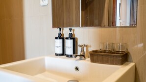 Deluxe Twin Room | Bathroom | Shower, free toiletries, hair dryer, towels - Mahesa Suites Seminyak (Seminyak)