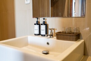 Quarto duplo luxo | Banheiro | Chuveiro, produtos de toalete grátis, secador de cabelo 