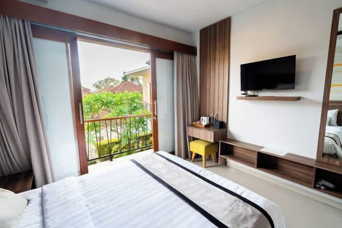 Desk, free WiFi, bed sheets