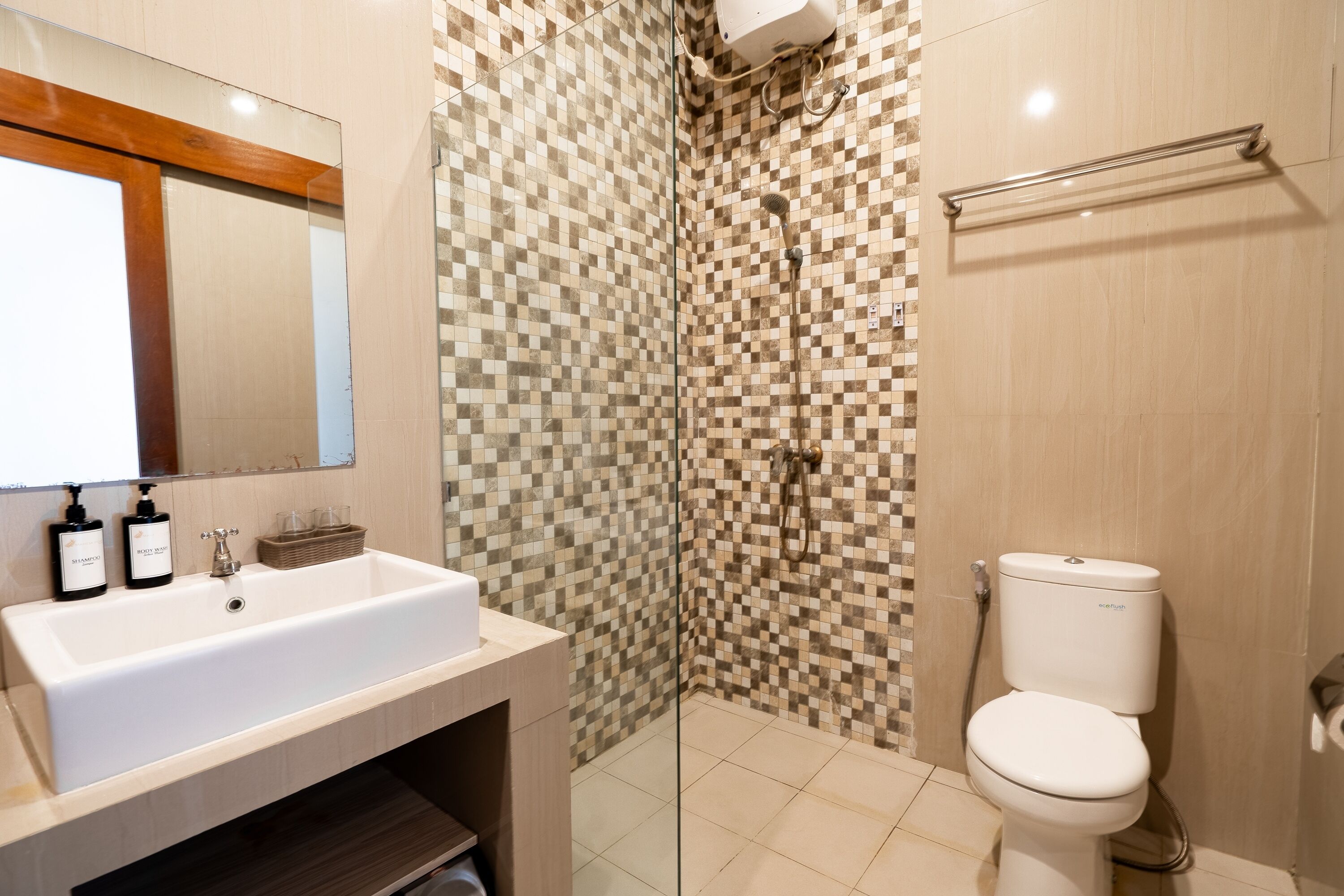 Deluxe Twin Room | Bathroom | Shower, free toiletries, hair dryer, towels