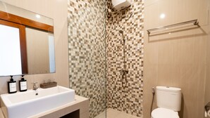 Deluxe Twin Room | Bathroom | Shower, free toiletries, hair dryer, towels - Mahesa Suites Seminyak (Seminyak)