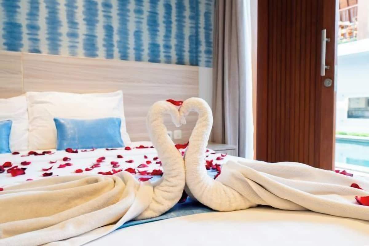 Desk, free WiFi, bed sheets