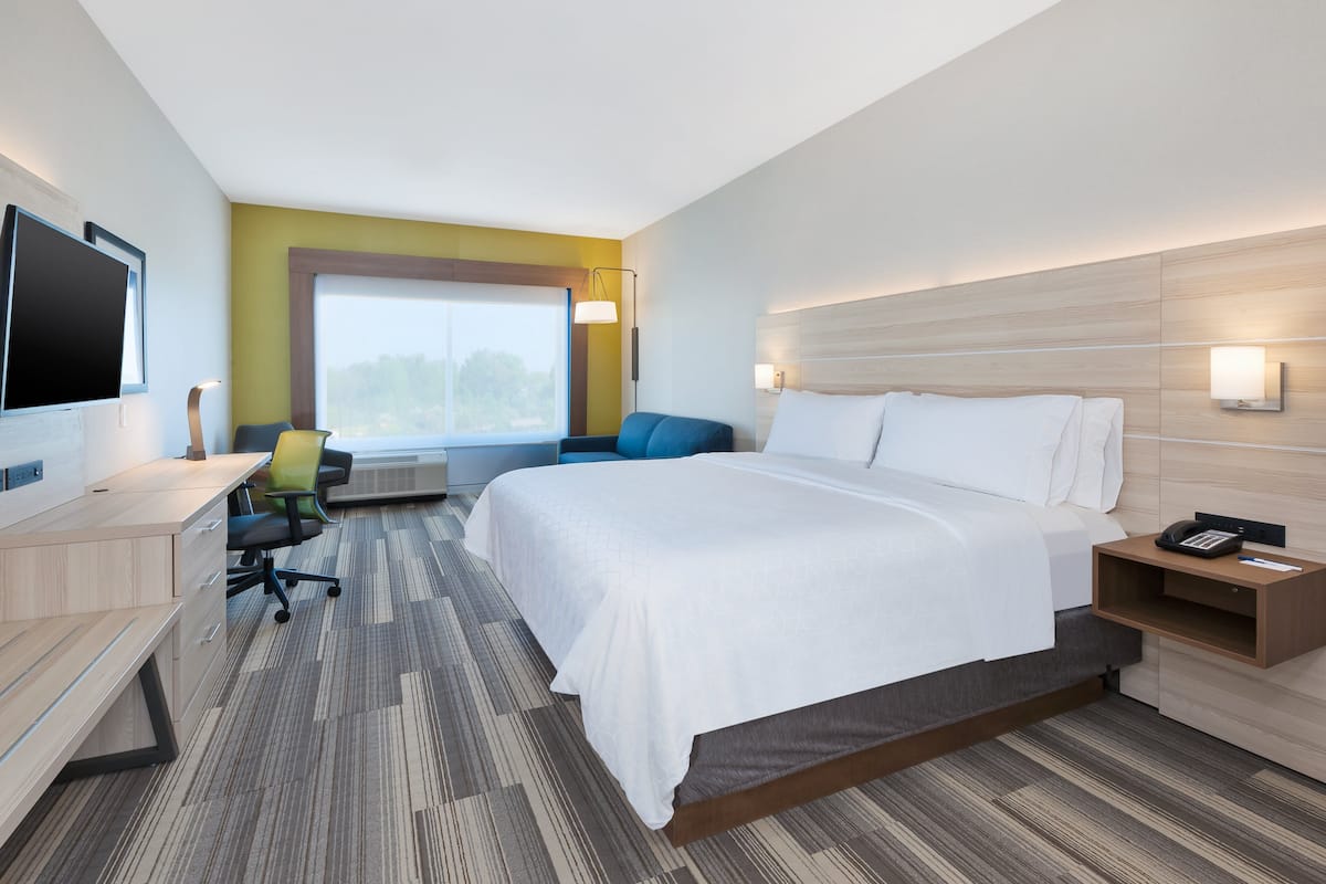 standard room, 1 king bed (leisure) | iron/ironing board, free wifi, bed sheets