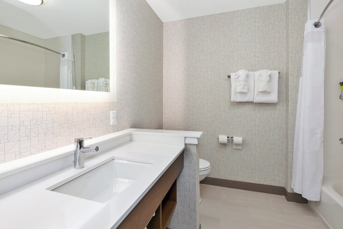 combined shower/bathtub, towels