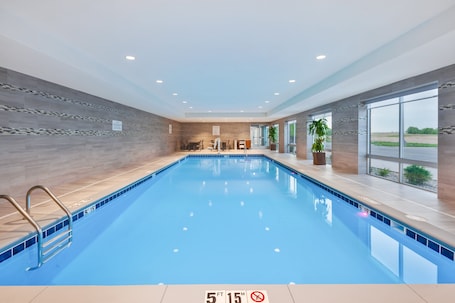 Indoor pool, outdoor pool, sun loungers. Holiday Inn Express & Suites Grand Rapids Airport - South by IHG