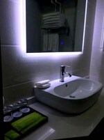 Habitación familiar | Baño | Ducha, artículos de higiene personal gratuitos y secador de pelo