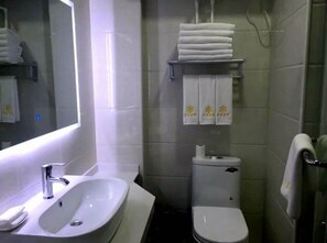 Family Room | Bathroom | Shower, free toiletries, hair dryer, towels - Yabuli Skier Hotel (Harbin)