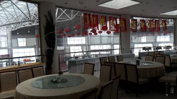 Daily buffet breakfast (CNY 20 per person)