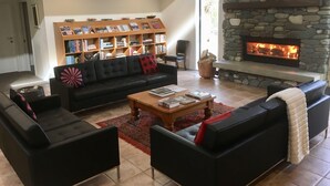 Design villa, 6 slaapkamers | Woonkamer | Een flatscreentelevisie en een open haard