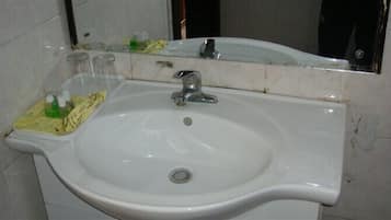 Deluxe Twin Room | Bathroom sink
