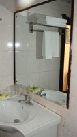 Quarto duplo luxo | Banheiro | Chuveiro, produtos de toalete grátis, secador de cabelo 