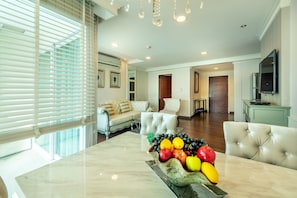 32 インチの薄型テレビ (衛星放送視聴可)、テレビ