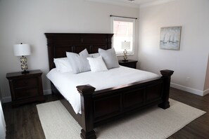 4 bedrooms, desk, iron/ironing board, travel cot - Luxury Waterfront DOCK 4/3 BEACH ICE MACHINE / PRIVATE POOL / HEATER/CHILLER (Marathon)