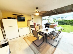Outdoor dining - Luxury Waterfront DOCK 4/3 BEACH ICE MACHINE / PRIVATE POOL / HEATER/CHILLER (Marathon)