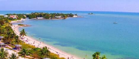 Playa en los alrededores, camastros y toallas de playa