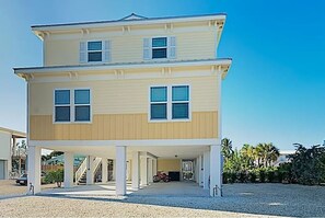 Exterior - Luxury Waterfront DOCK 4/3 BEACH ICE MACHINE / PRIVATE POOL / HEATER/CHILLER (Marathon)