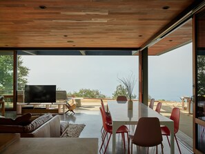 Outdoor dining - Malibu Mid-Century Modern Luxury retreat home (Malibu)