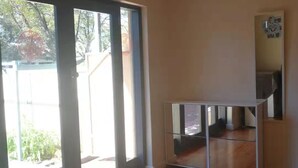 Interior entrance - Cozy Room in Highgate (Highgate)