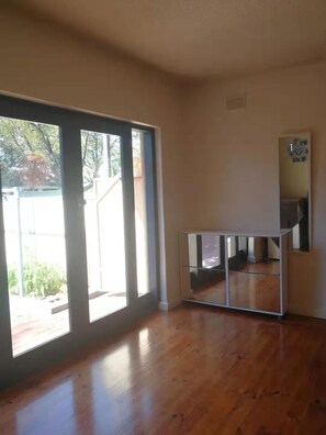 Interior entrance - Cozy Room in Highgate (Highgate)