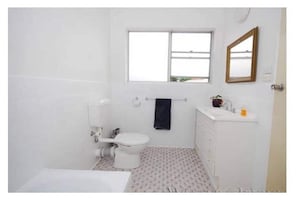 Bathroom - Cozy Room in Highgate (Highgate)