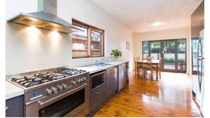 Shared kitchen - Cozy Room in Highgate (Highgate)