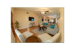 Smart-TV, DVD-spiller og bøker