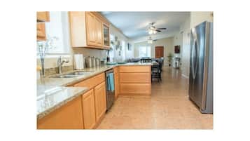 Kylskåp, mikrovågsugn, ugn och spishäll