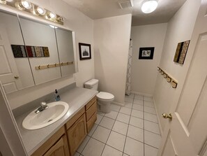 Baignoire, articles de toilette écologiques, sèche-cheveux