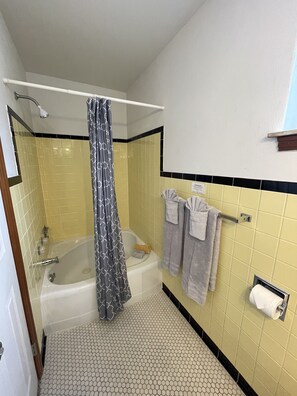 Comfort Double Room, 2 Double Beds, Non Smoking | Bathroom | Free toiletries, towels, soap, shampoo - Aldeco Motel (New Matamoras)