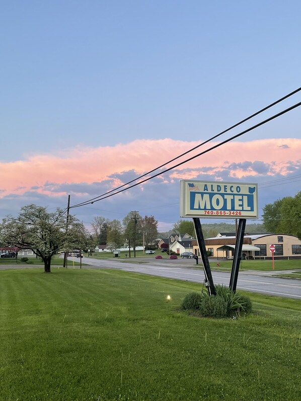 Señal de motel con un número de teléfono.