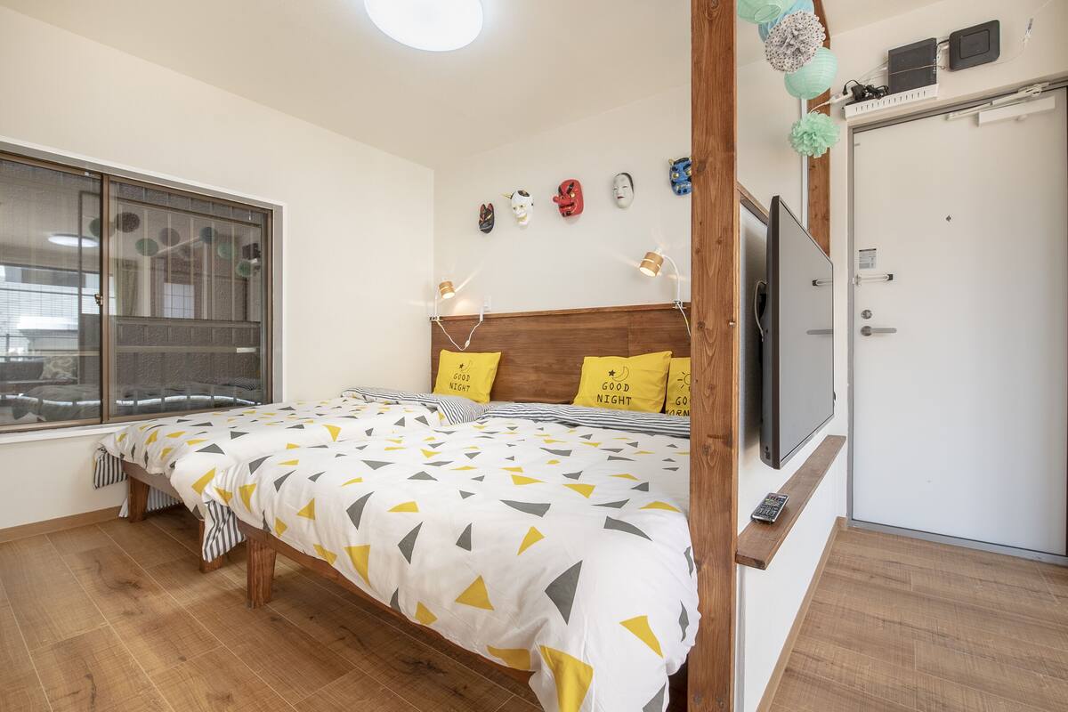 Une chambre à coucher avec un lit, une télévision et une armoire.