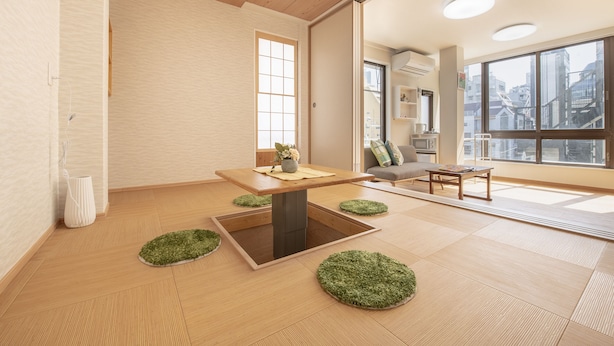 Een moderne woonkamer met een houten tafel, een bank en een groot raam met uitzicht op de stad.