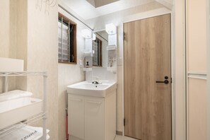 Appartement (1F) | Salle de bain | Douche, articles de toilette gratuits, sèche-cheveux, chaussons
