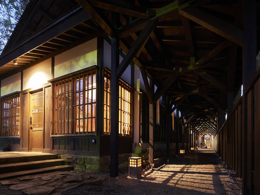 施設の正面 (日没後)