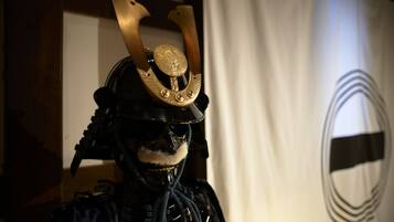 Presentación de un casco samurai con un emblema decorativo.