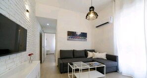 Flat-screen TV, Netflix, books, streaming services - MODERN AND COZY 1BR VECATION APT IN THE BEST SPOT OF DIZINGOFF STREET (Tel Aviv-Yafo)