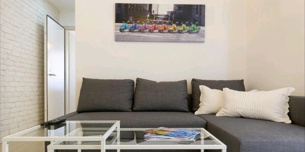 Flat-screen TV, Netflix, books, streaming services - MODERN AND COZY 1BR VECATION APT IN THE BEST SPOT OF DIZINGOFF STREET (Tel Aviv-Yafo)