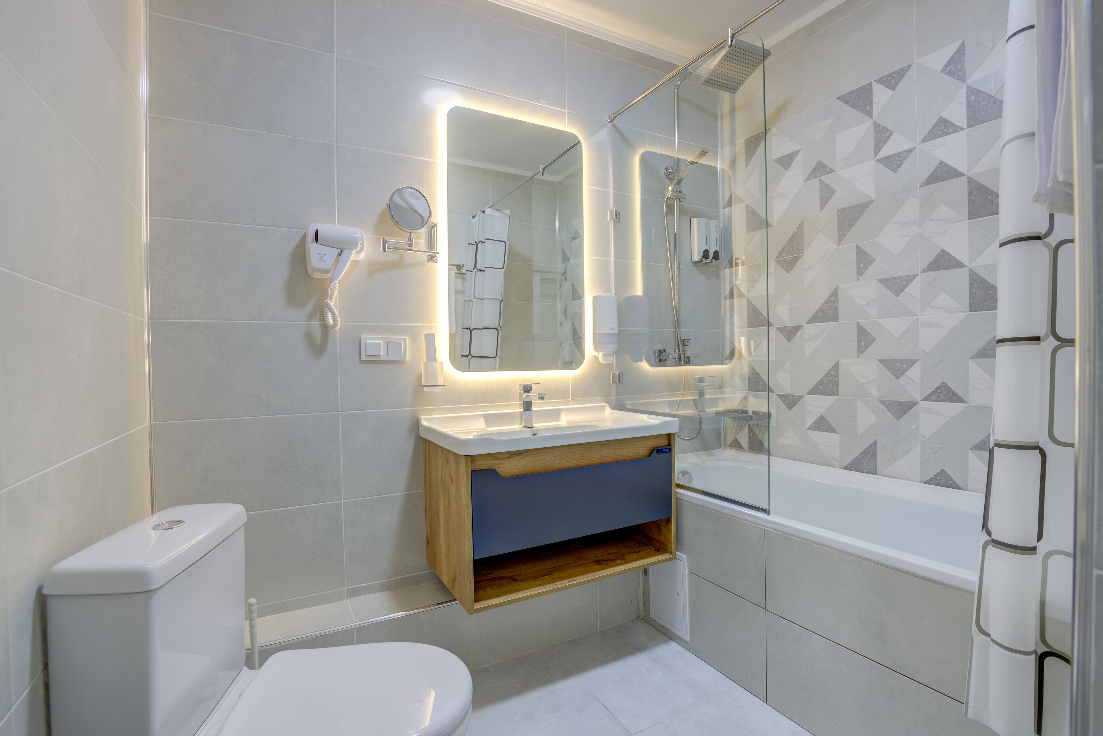 Deluxe Room, Non Smoking, Air conditioning | Bathroom | Bathtub, free toiletries, hair dryer, slippers