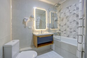 Deluxe kamer, niet-roken, airconditioning | Badkamer | Een bad, gratis toiletartikelen, een haardroger, pantoffels