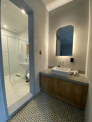 Family Room | Bathroom | Shower, free toiletries, hair dryer, slippers - Shui Hostel (Busan)
