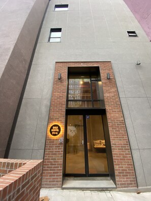 Entrada al alojamiento