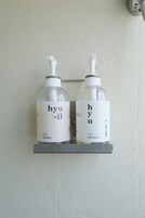 Standaard tweepersoonskamer | Badkamer | Een douche, gratis toiletartikelen, een haardroger, pantoffels