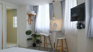 Quarto casal superior | Escrivaninha, cortinas blackout, quartos à prova de som