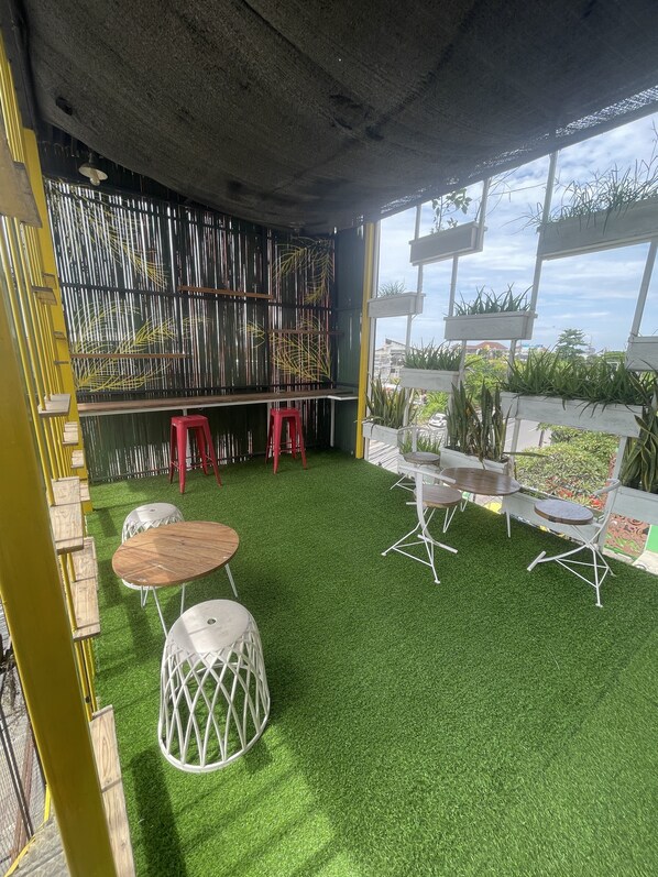 Outdoor dining - Capsule inn Bali (Denpasar)