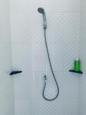 Chuveiro, chuveiro com efeito de chuva, produtos de toalete grátis 